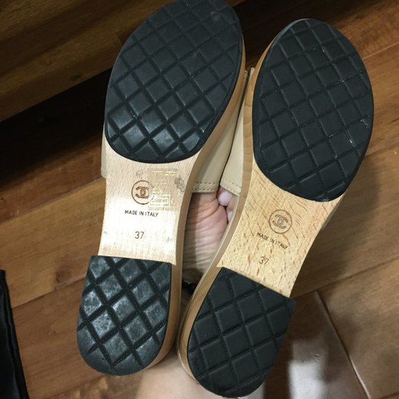 CHANEL Cream and Black Sandals with Elegant Flower Detail - Picture 9 of 16